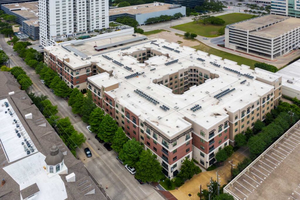 Caroline Post Oak; one two three bedroom pet friendly apartments and townhomes for rent in Uptown Houston Texas near Galleria Memorial Park