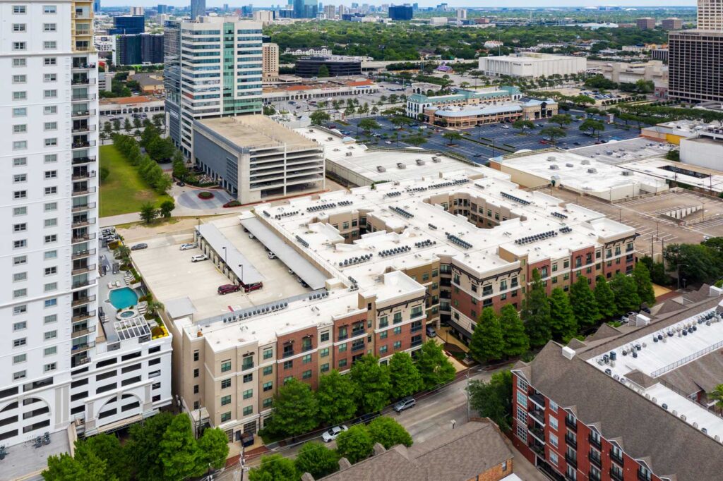 Caroline Post Oak; one two three bedroom pet friendly apartments and townhomes for rent in Uptown Houston Texas near Galleria Memorial Park