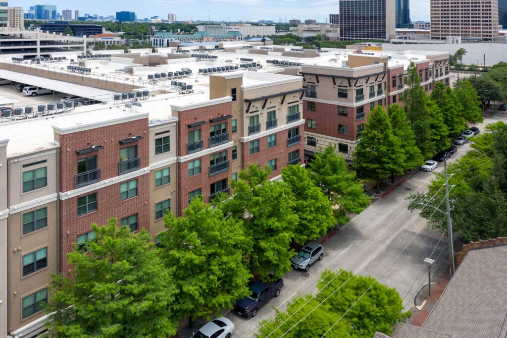 Caroline Post Oak; one two three bedroom pet friendly apartments and townhomes for rent in Uptown Houston Texas near Galleria Memorial Park