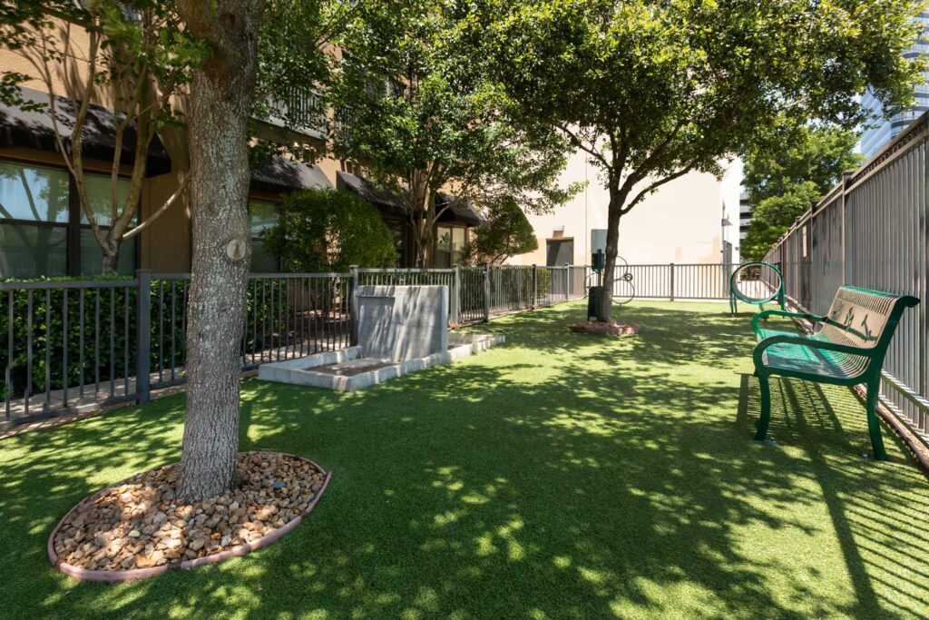 Caroline Post Oak; one two three bedroom pet friendly apartments and townhomes for rent in Uptown Houston Texas near Galleria Memorial Park