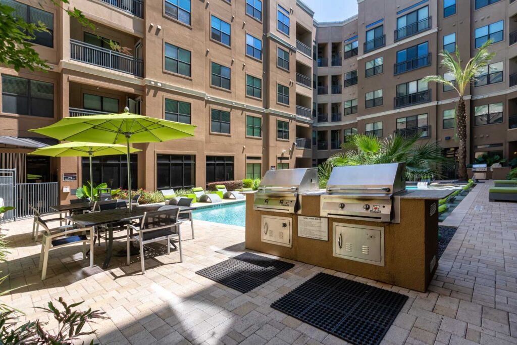 Caroline Post Oak; one two three bedroom pet friendly apartments and townhomes for rent in Uptown Houston Texas near Galleria Memorial Park