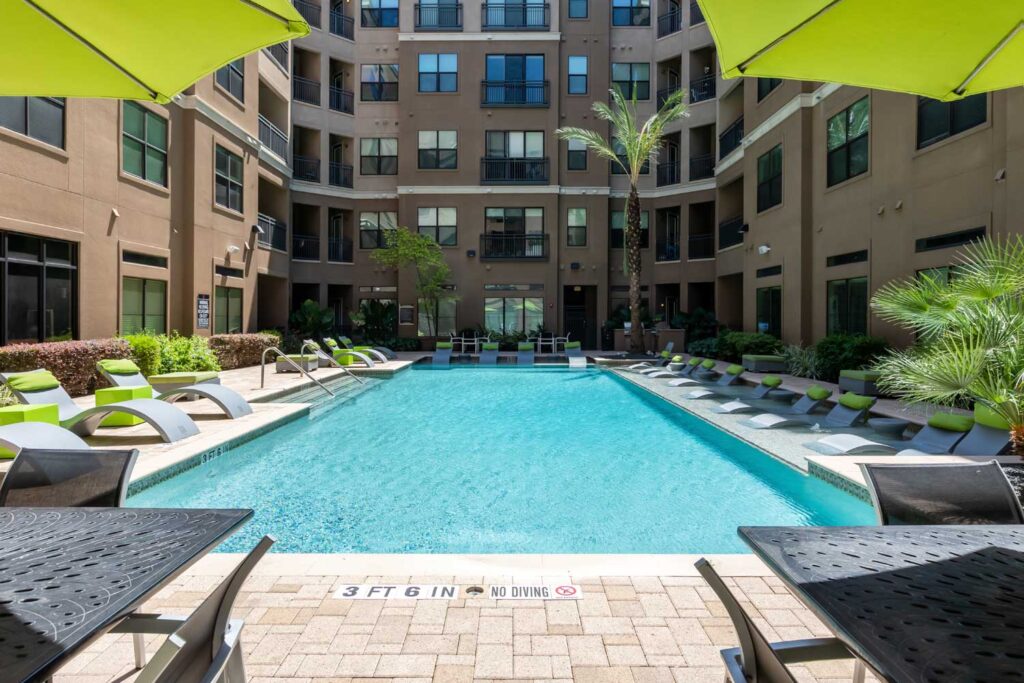 Caroline Post Oak; one two three bedroom pet friendly apartments and townhomes for rent in Uptown Houston Texas near Galleria Memorial Park