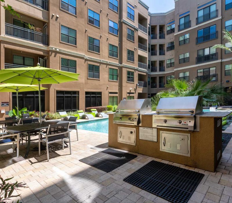 Caroline Post Oak; one two three bedroom pet friendly apartments and townhomes for rent in Uptown Houston Texas near Galleria Memorial Park